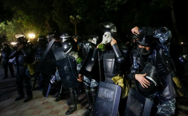 Đến tối 5/10, số lượng người tham gia biểu tình lên tới khoảng 6.000 người. Lực lượng an ninh Kyrgyzstan được triển khai và bắt đầu sử dụng đạn cao su, hơi cay, vòi rồng và lựu đạn gây choáng để giải tán những người biểu tình.