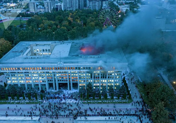 Những người biểu tình đã phá hoại các vật dụng trong văn phòng của Tổng thống, phun sơn lên đồ đạc và các bức chân dung trong Nhà Trắng,... Thậm chí, những kẻ quá khích còn phóng hỏa tòa nhà này. Ảnh: Sputnik.