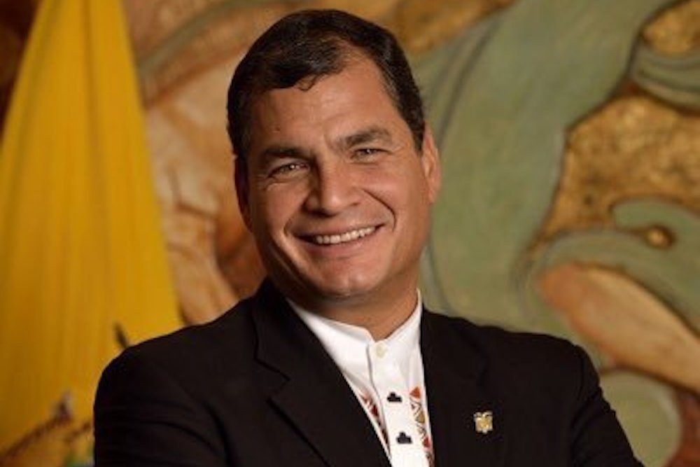Mỗi khi có thời gian rảnh rỗi, cựu Tổng thống Ecuador Rafael Correa lại ra vườn trồng nho. Ông cho biết công việc này là sở thích và là cách để ông thư giãn. Ảnh: CS.