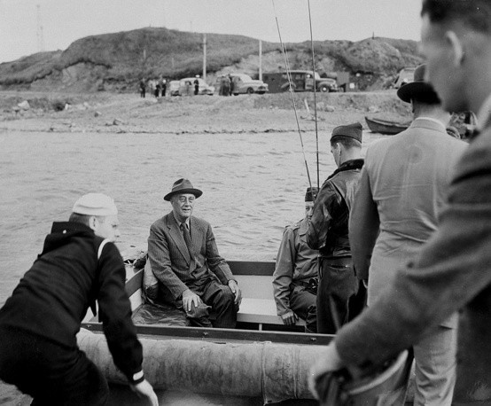 Cựu Tổng thống Mỹ Franklin D. Roosevelt trong một chuyến đi câu ở Alaska hồi năm 1944. Ảnh: US Navy.