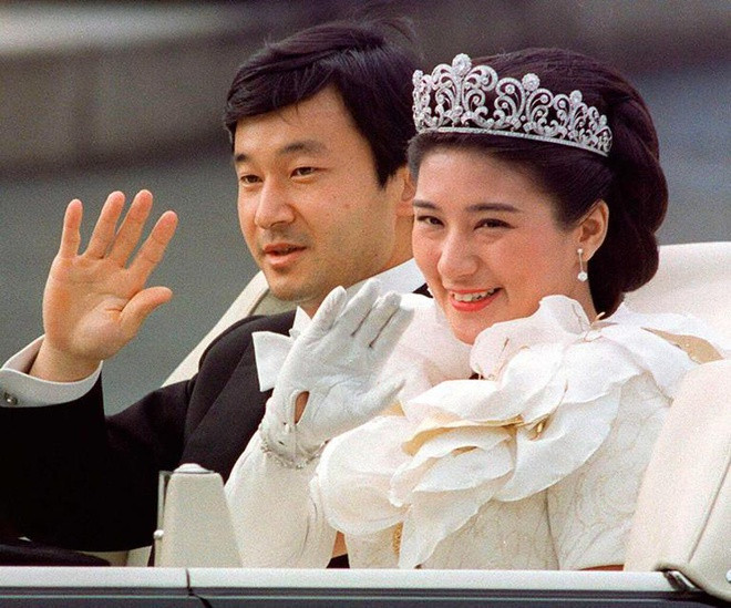 Tháng 10/1986, trong buổi tiệc trà ngoại giao tiếp đón công tước xứ Lugo của Tây Ban Nha, Thiên hoàng Naruhito (lúc bấy giờ là Thái tử) đã "trúng tiếng sét ái tình" khi lần đầu gặp gỡ bà Masako. Sau 6 năm theo đuổi với 2 lần bị từ chối, nhà ngoại giao Masako cuối cùng cũng nhận lời cầu hôn của người thừa kế hoàng gia tương lai vào năm 1992. Một năm sau, cả hai chính thức trở thành vợ chồng với lời hứa "sẽ bảo vệ em đến hết đời" của Thái tử. Ảnh: Getty.