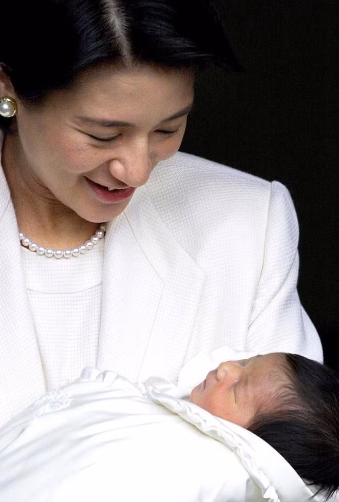 Năm 1999, sau 6 năm kết hôn, Công nương Masako mới mang thai nhưng không may bị sảy. Đến tháng 12/2001, bà hạ sinh Aiko - cô công chúa đầu lòng, song lại khiến hoàng gia Nhật Bản phật ý vì không thể "sinh nam hoàng đế nối dõi". Một lần nữa, Công nương Masako lại hứng chịu sự gièm pha từ nhà chồng và giới truyền thông, dẫn đến tình trạng tâm lý bất ổn. Bà thường xuyên vắng mặt trong các sự kiện quan trọng và không thể làm tròn trách nhiệm của mình. Ảnh: Japan Today.