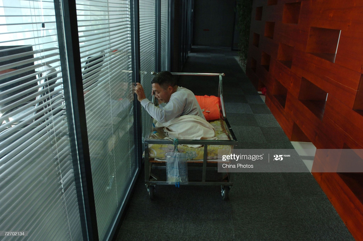 Không chịu buông xuôi số phận, " dị nhân nửa người" Peng Shuilin ngày đêm luyện tập hai cánh tay để có thể tự làm những việc cá nhân như rửa mặt, đánh răng…Ảnh: Getty.