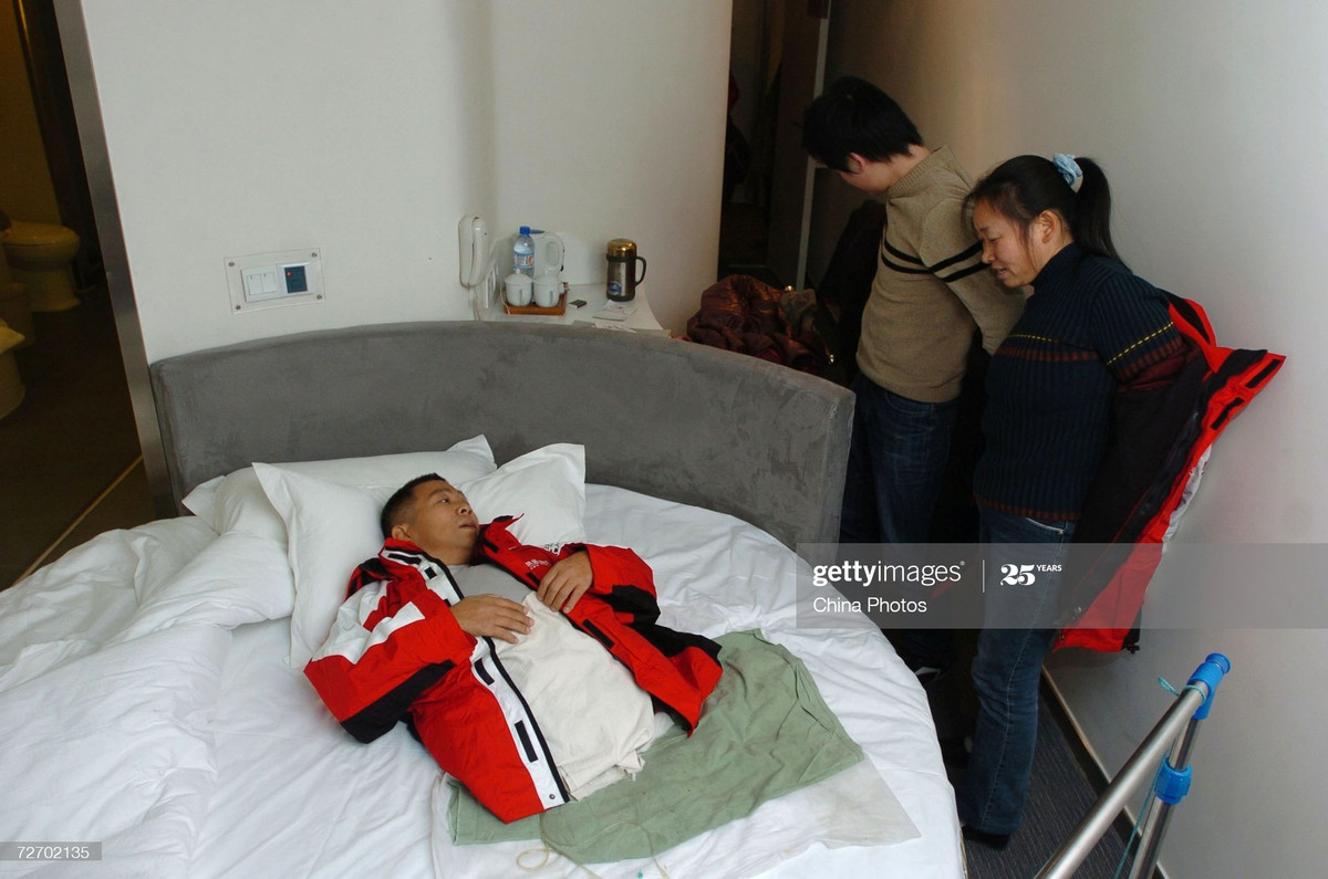 Được biết, Peng mất gần 2 năm trong bệnh viện ở Thâm Quyến để các bác sĩ tiến hành hàng loạt ca phẫu thuật nhằm cải thiện các chức năng chính trong cơ thể ông. Ảnh: Getty.