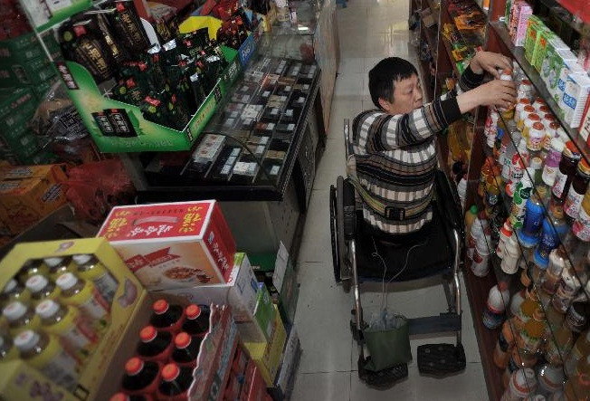 Với sự hỗ trợ của chính quyền địa phương, ông Peng mở một cửa hàng tiện lợi mang tên Half Man-Half Price Store (Cửa hàng nửa người - nửa giá) vào năm 2007. Ảnh: Xinhua.