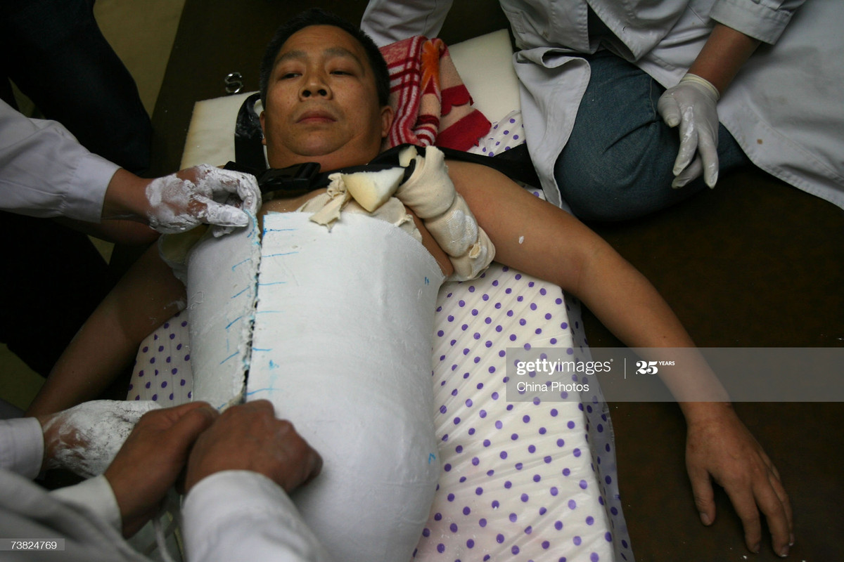 Dù cơ thể chỉ còn lại một nửa, ông Peng không đánh mất niềm tin vào cuộc sống. Ảnh: Getty.