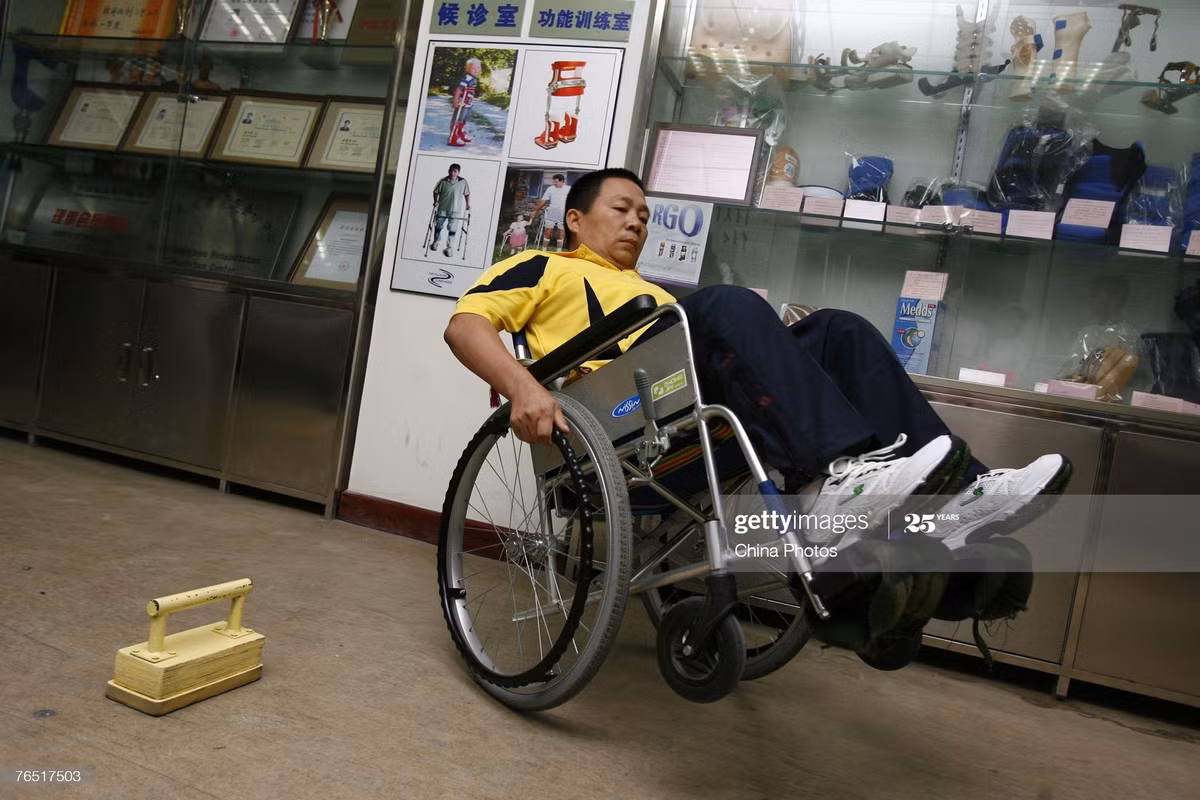 Ông Peng được coi là hình mẫu cho những người tật nguyền khác. Ông đã đi nhiều nơi bằng chiếc xe lăn và mang đến những bài giảng về phục hồi khuyết tật. Ảnh: Getty.