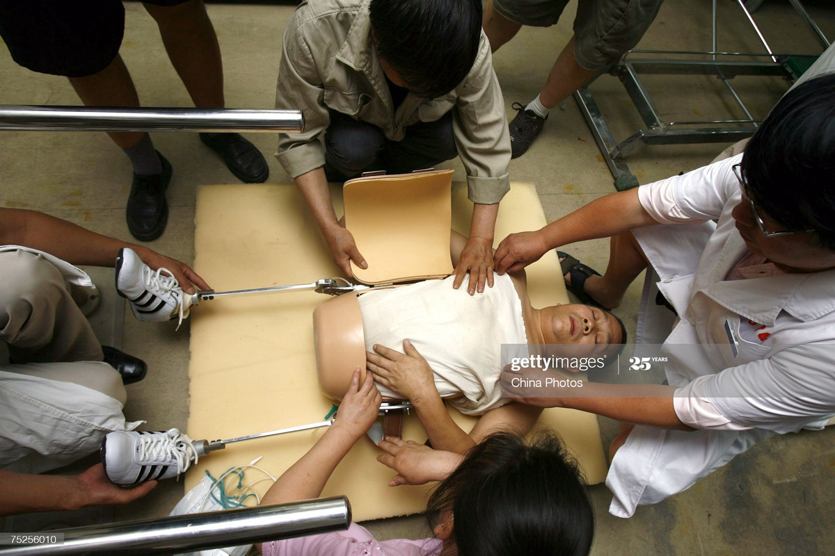 Hồi năm 2007, các bác sĩ đã chế tạo thành công một cặp chân giả đặc biệt để ông Peng bắt đầu tập đi trở lại sau 3 năm chỉ sống với nửa trên của cơ thể. Ảnh: Getty.