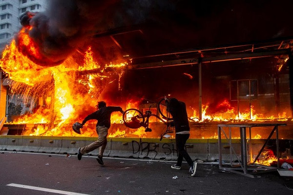 Dự luật việc làm được Quốc hội Indonesia thông qua gần đây đã châm ngòi cho các cuộc biểu tình bạo lực và đình công tại nhiều địa điểm trên khắp đất nước này. (Nguồn ảnh: Reuters)