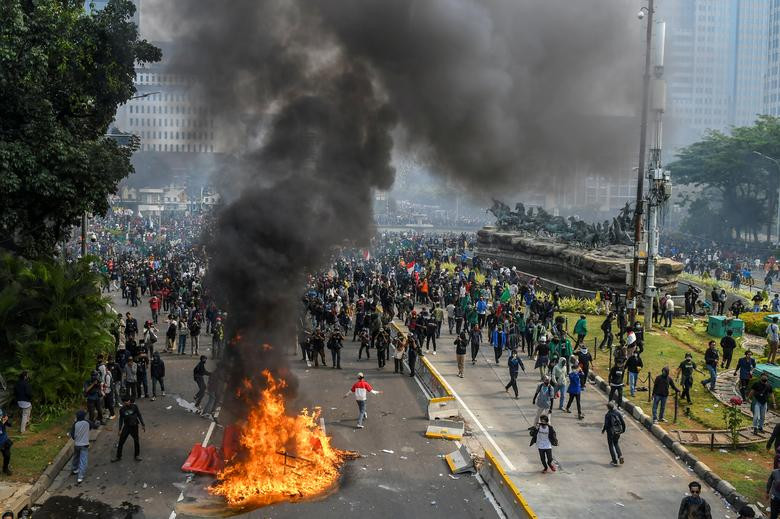 Ngày 6/10, bất chấp dịch COVID-19, hàng nghìn người Indonesia bao gồm công nhân, sinh viên...đã đồng loạt tổ chức biểu tình phản đối dự luật việc làm gây tranh cãi này.