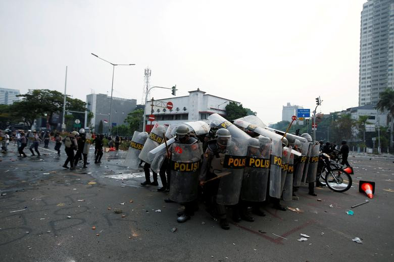 Mặc dù được cho là tạo thêm việc làm cho người lao động nhưng dự luật này lại vấp phải sự phản đối rộng rãi của người dân Indonesia.