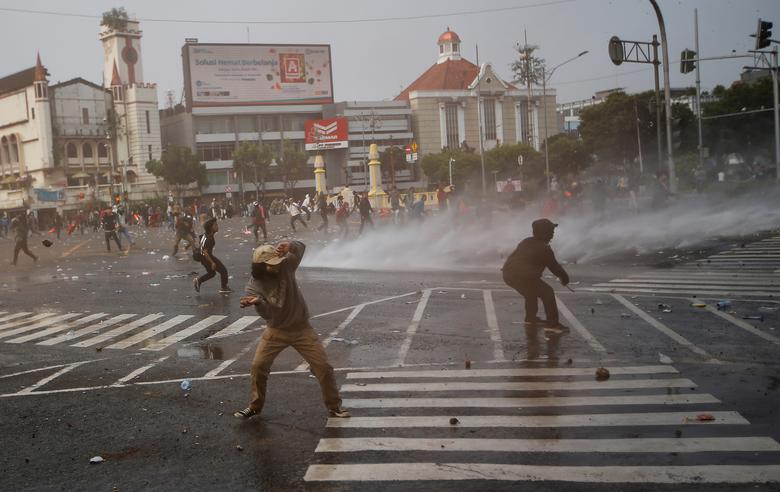 Hoạt động biểu tình khiến giao thông bị tê liệt ở nhiều nơi và làm hư hại một số công trình công cộng của nước này.