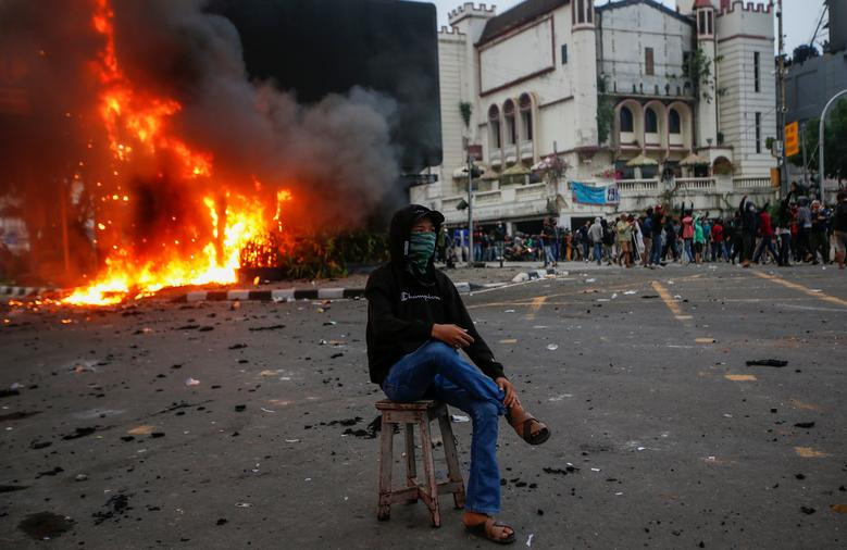 Tại trung tâm Jakarta, người biểu tình tuần hành tới Dinh Tổng thống, một số ném đá về phía cảnh sát, đốt phá một đồn cảnh sát và hai trạm chờ xe.