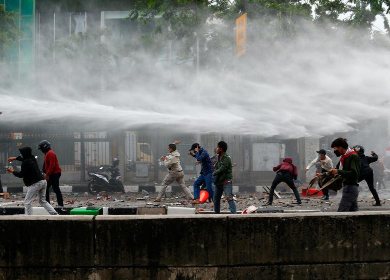 Ngày 8/10 vừa qua, cảnh sát chống bạo động Indonesia đã phải sử dụng hơi cay và vòi rồng ở thủ đô Jakarta để giải tán đám đông người biểu tình.