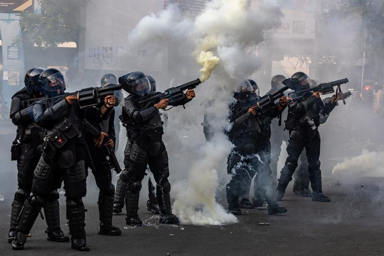 Cảnh sát sử dụng hơi cay giải tán đám đông biểu tình ở Semarang, tỉnh Trung Java, Indonesia, ngày 7/10.