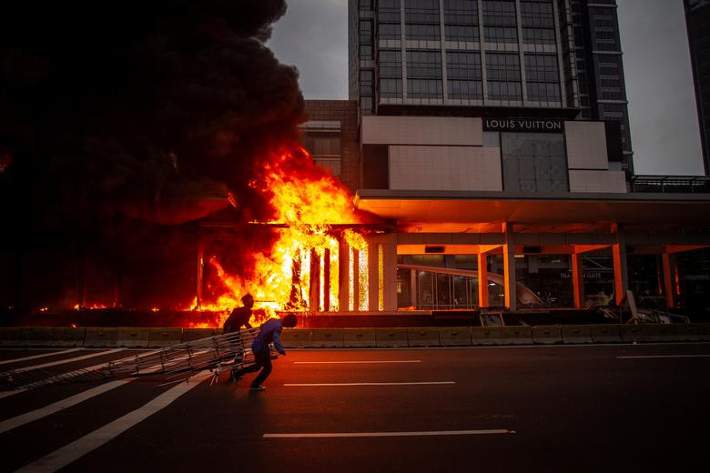 Người phản đối cho rằng dự luật này gây bất lợi cho người lao động, cắt giảm chi phí cho người lao động, trong khi các nhà môi trường lo ngại quy định mới sẽ ảnh hưởng đến hệ sinh thái môi trường,...