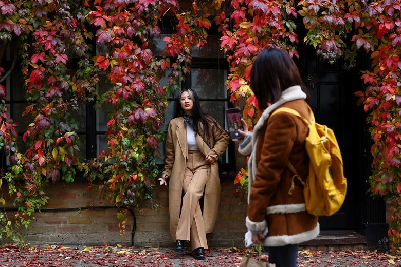 Hai cô gái chụp ảnh tự sướng ở London, Anh, ngày 18/10.