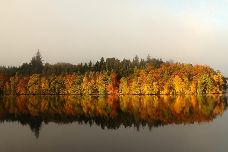 Mùa thu tuyệt đẹp ở Loch Faskally, Pitlochry, Scotland.