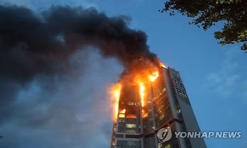 Hai hung canh toa chung cu 33 tang chay ngun ngut giua dem-Hinh-10