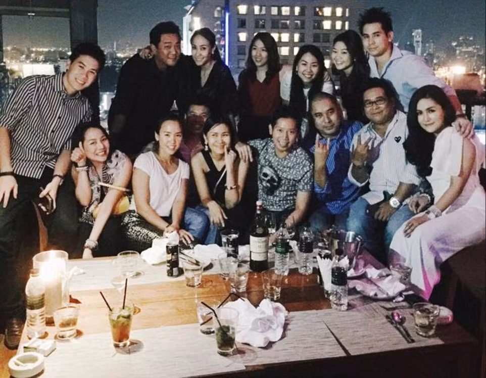 Một số bức ảnh chụp Vorayuth ngâm mình trong bể bơi ở Abu Dhabi (Các Tiểu vương quốc Ả-rập Thống nhất), ăn tối ở Nice (Pháp),...cũng phần nào hé lộ lối sống xa hoa của người thừa kế Red Bull. Ảnh: Vorayuth tham gia bữa tiệc cùng bạn bè tại một nhà hàng ở Makkasan, Thái Lan, năm 2014. Ảnh: Daily Mail. 