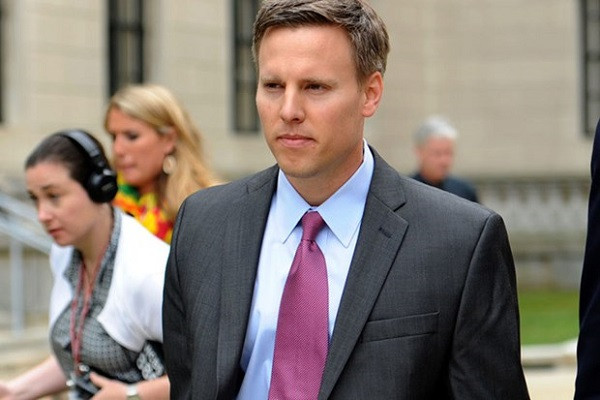 Giam doc chien dich van dong tranh cu cua ong Trump mac COVID-19