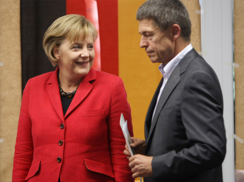 Phu quân của Thủ tướng Đức, Joachim Sauer, nổi tiếng là người đàn ông lặng lẽ bên bà Merkel bởi ông cực kì kín tiếng trước báo giới. Không giống như bạn đời của các chính khách khác trên thế giới, ông Sauer hiếm khi xuất hiện trước công chúng bên cạnh người vợ quyền lực của mình. Ảnh: Getty. 