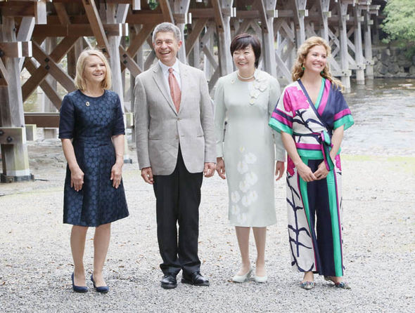 Việc ẩn mình sau chính trường không ngăn cản ông trở thành một trong những cố vấn đáng tin cậy của bà Merkel. Một quan chức trong chính quyền Đức cho hay ông Sauer thường thảo luận vấn đề chính trị cùng với vợ trong bữa sáng. Ảnh: Getty. 