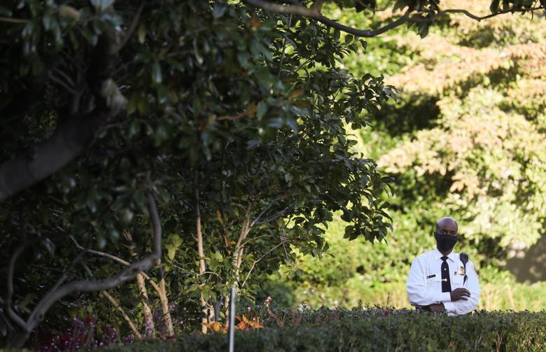 Hiện tại, Nhà Trắng cực kỳ hạn chế nhân viên ra vào Phòng Bầu dục và đã bố trí một "quầy cách ly" với áo choàng y tế, khẩu trang, kính chống giọt bắn cho khách ngay bên ngoài cửa Phòng Bầu dục.