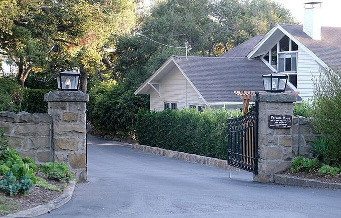 Được biết, dinh thự rộng hơn 1.350 m2 có 9 phòng ngủ, 16 phòng tắm nằm trên khu đất rộng gần 2,2 ha, có tường rào bao quanh, cổng chính được xây bằng đá.