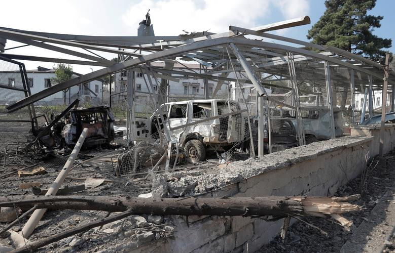 Những chiếc xe bị hư hại bên ngoài một bệnh viện ở Martakert hôm 15/10.