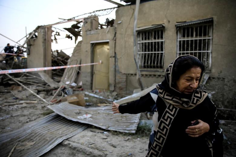 Hicran Quliyeva đứng trước ngôi nhà của bà ở thành phố Ganja.