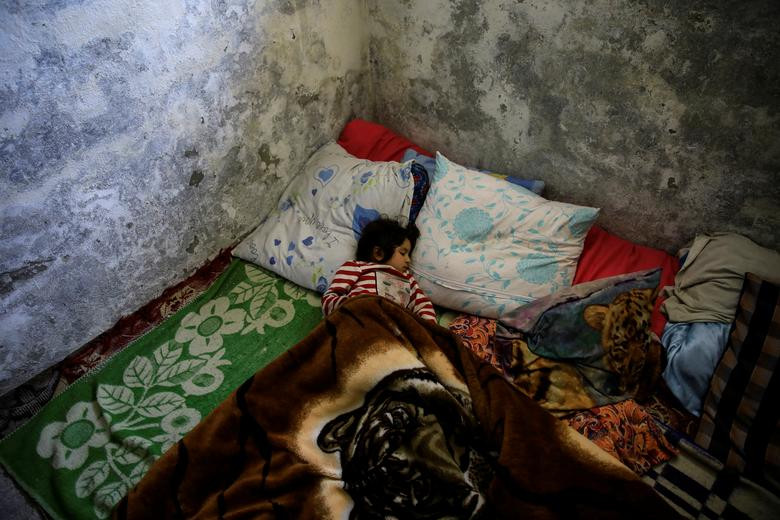 Bé gái Azerbaijan nằm ngủ trong trường cấp hai được sử dụng làm nơi trú ẩn ở thị trấn Barda, Azerbaijan, ngày 9/10.