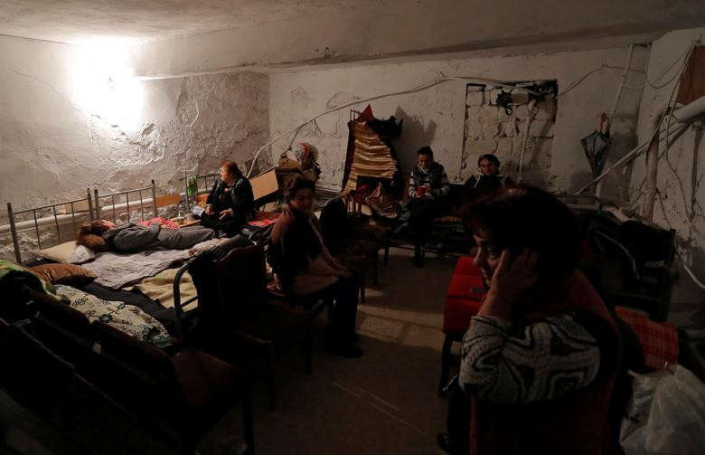 Nhiều người dân trú ẩn trong tầng hầm của một ngôi trường nghệ thuật được sử dụng làm nơi tránh bom tại thị trấn Martuni hôm 14/10.