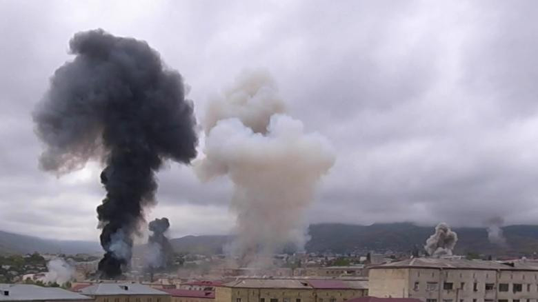 Ngày 17/10, Azerbaijan và Armenia một lần nữa thống nhất sẽ thực thi thỏa thuận ngừng bắn lần hai từ 0h00 ngày 18/10 (giờ địa phương) tại khu vực Nagorno-Karabakh. Tuy nhiên, hai bên sau đó đều cáo buộc đối phương vi phạm lệnh này. (Nguồn ảnh: Reuters)