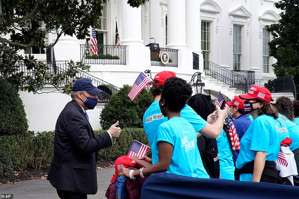 Chánh văn phòng Nhà Trắng Mark Meadows trao đổi với những người ủng hộ ông Trump tại khu vực bãi cỏ phía Nam của Nhà Trắng.