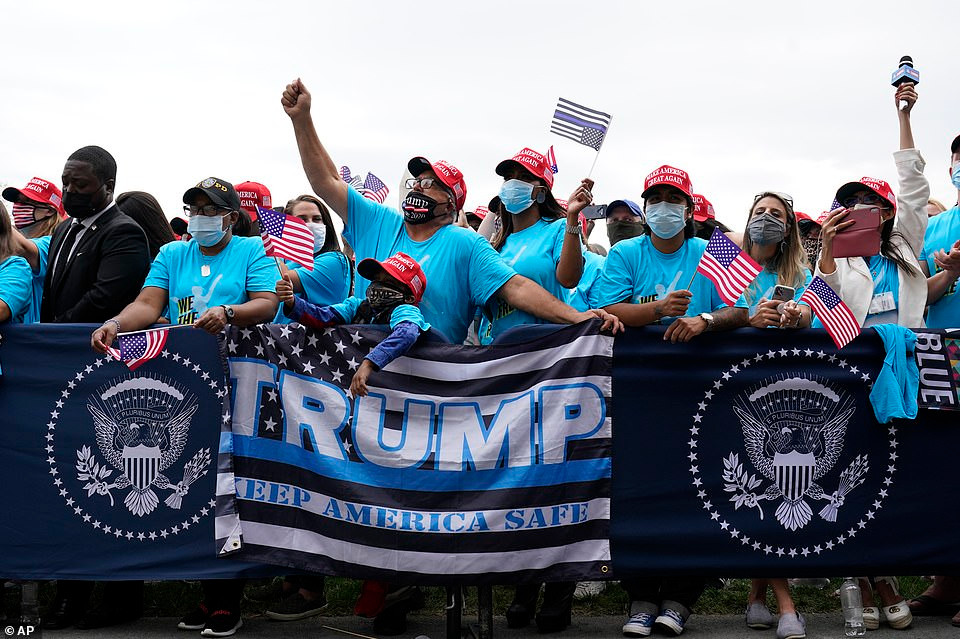 Trước đó, ngày 8/10, bác sĩ Nhà Trắng Sean Conley cho biết Tổng thống Trump có thể an toàn trở lại các sự kiện giao lưu trước công chúng vào 10/10. 