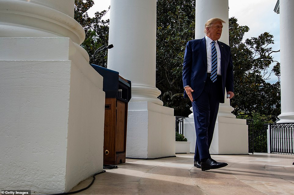 "Tối nay, tôi vui mừng thông báo, ngoài việc Tổng thống đã đáp ứng các tiêu chí của Trung tâm Kiểm soát và Ngăn ngừa Dịch bệnh (CDC) về việc ngừng cách ly an toàn, mẫu PRC sáng nay cũng cho thấy, theo các tiêu chuẩn được công nhận, ông ấy không còn bị coi là nguồn nguy cơ lây truyền bệnh cho người khác nữa", bác sĩ Conley cho biết. 