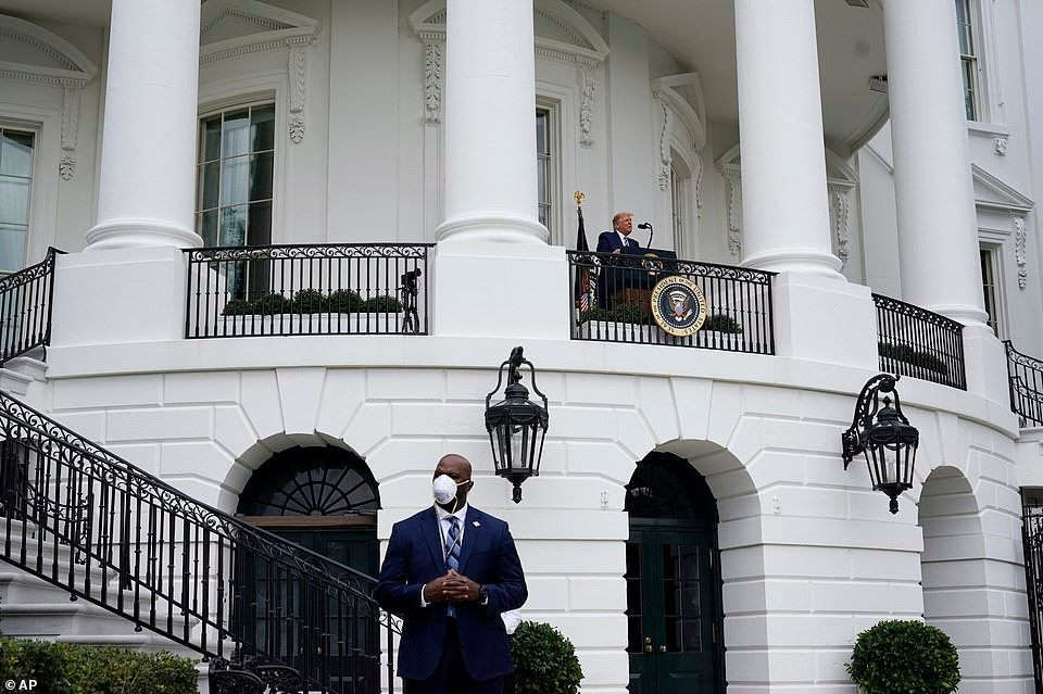 "Tôi hoàn toàn tin rằng Tổng thống (Trump) có thể an toàn trở lại các cuộc giao lưu công chúng vào ngày 10/10", bác sĩ Sean Conley viết, dựa trên ngày Tổng thống Trump được xác nhận dương tính với COVID-19 và phản ứng của ông với quá trình điều trị. 