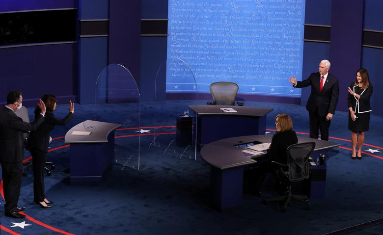 Thượng nghị sĩ Kamala Harris cùng chồng bà, Doug Emhoff, (bên trái) vẫy chào Phó Tổng thống Mỹ Mike Pence và vợ, bà Karen Pence, sau khi cuộc tranh luận tối 7/10 kết thúc.