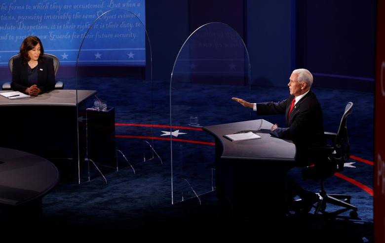 Tấm chắn thủy tinh được dựng lên giữa ông Pence và bà Harris trong quá trình tranh luận để đề phòng lây nhiễm COVID-19.