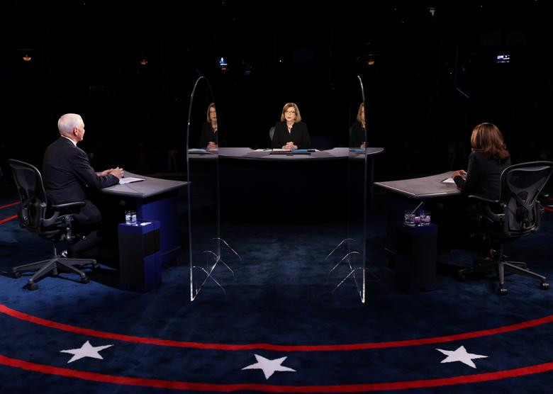 Trong chủ đề đầu tiên về dịch COVID-19, bà Harris đã đề cập đến sự thất bại của chính quyền đương nhiệm trong việc xử lý dịch bệnh. Đáp lại, ông Pence bảo vệ cách thức đối phó với dịch bệnh COVID-19 của Tổng thống Trump. 