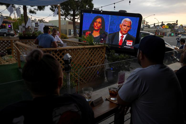 Người dân ở San Diego, California, theo dõi cuộc tranh luận qua TV.