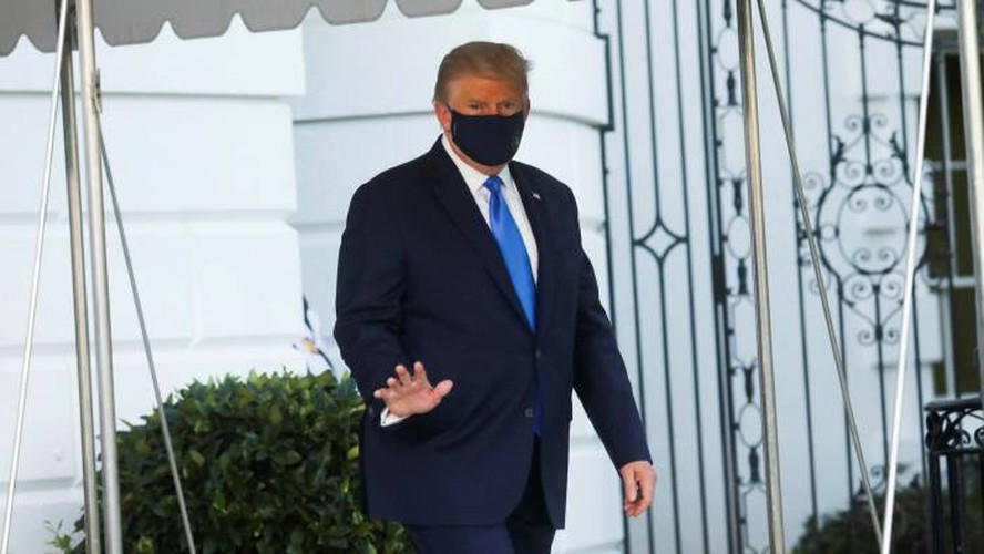 Hôm 2/10, Tổng thống Trump được đưa tới Trung tâm Y tế Quân sự Quốc gia Walter Reed tại bang Maryland bằng trực thăng để theo dõi sức khỏe và điều trị COVID-19.
