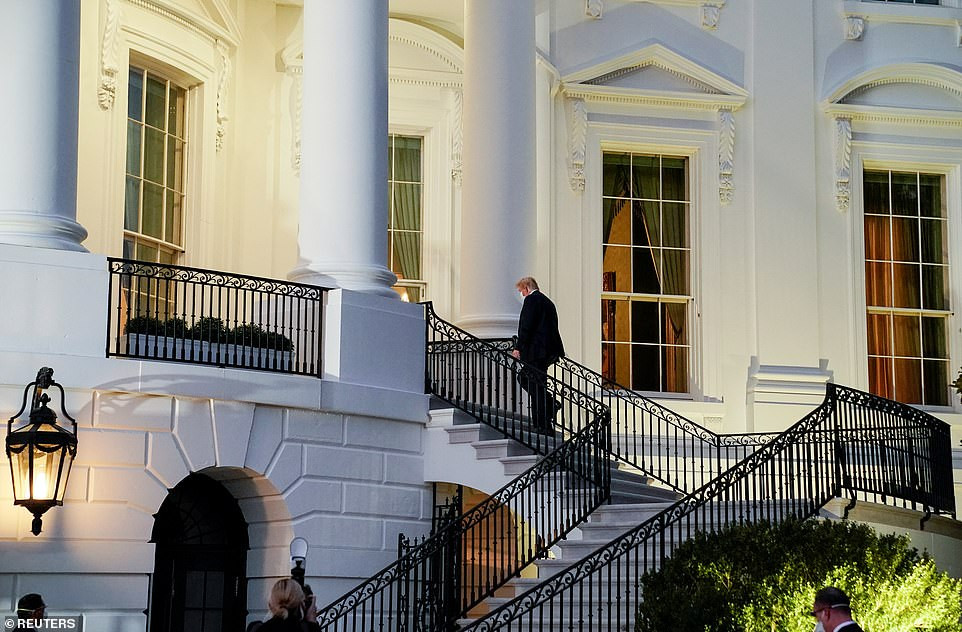 Dù có nhiều bình luận cầu nguyện và chúc sức khỏe Tổng thống Mỹ, thông điệp “đừng sợ COVID-19” của ông Trump cũng bị không ít người phản đối vì cho rằng thông điệp này sẽ khuyến khích người ủng hộ ông coi nhẹ căn bệnh, gạt đi các khuyến cáo căn bản.