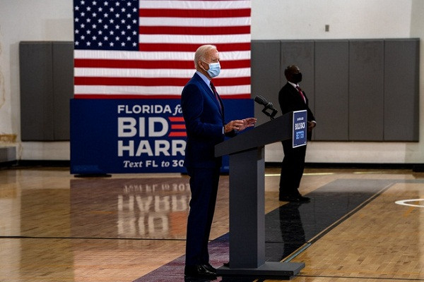 Ong Biden khong muon tranh luan neu Tong thong Trump van mac COVID-19