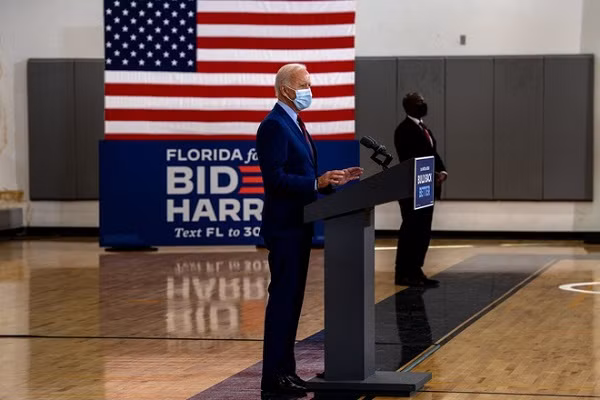 Ong Biden khong muon tranh luan neu Tong thong Trump van mac COVID-19