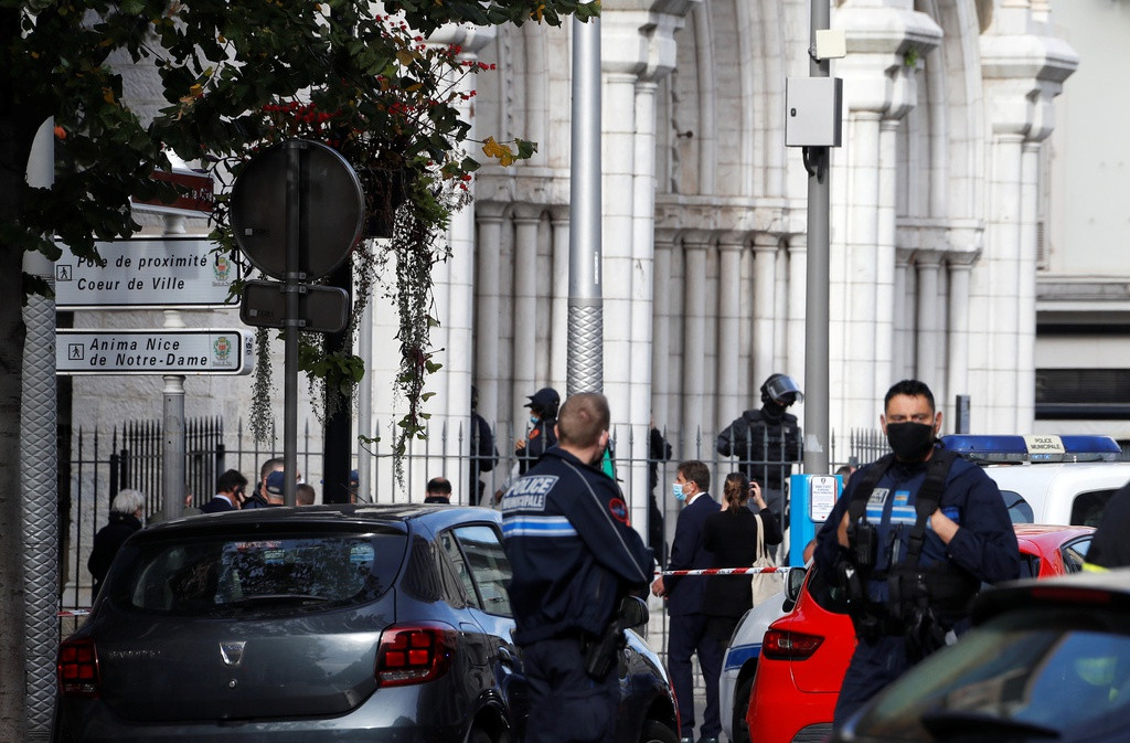 Lực lượng vũ trang được bố ráp xung quanh Nhà thờ Đức Bà ở Nice, hiện trường xảy ra vụ tấn công.