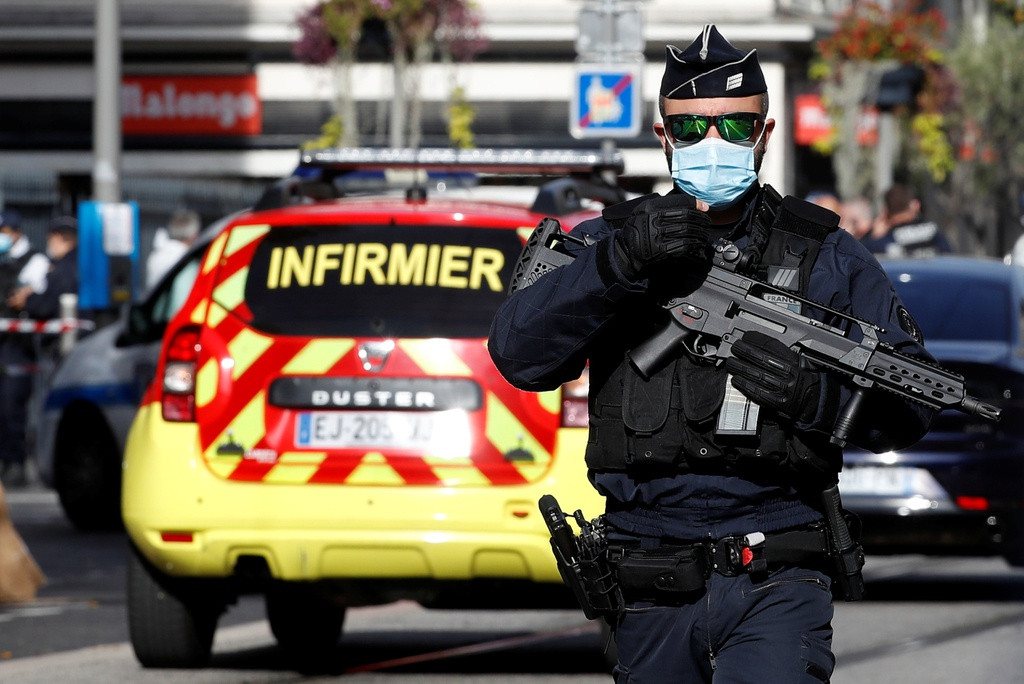 Nghi phạm đã bị cảnh sát thành phố Nice bắn và khống chế, sau đó được đưa đến bệnh viện điều trị vết thương. “Nghi phạm tấn công bằng dao đã bị cảnh sát bắn và bắt giữ. Nghi phạm vẫn còn sống và đang được đưa tới bệnh viện”, Thị trưởng Estrosi nói với phóng viên.