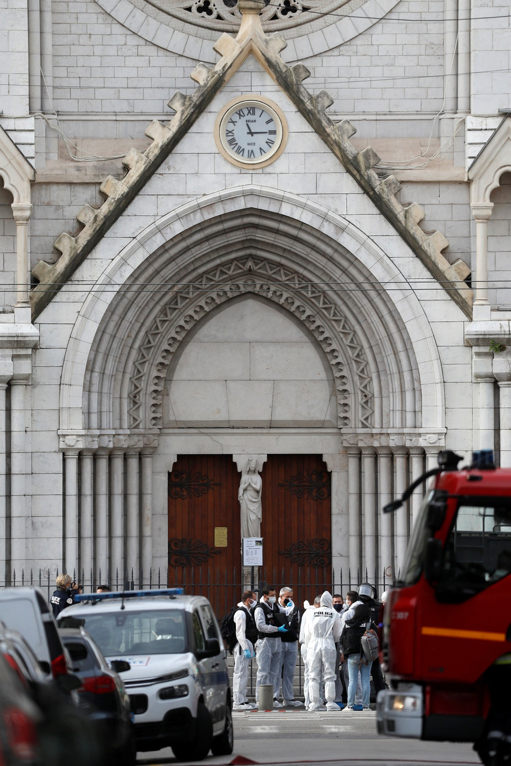 Vụ tấn công xảy ra vào lúc sáng sớm, theo giờ địa phương. Một trong các nạn nhân bị giết bên trong nhà thờ được cho là người trông nom tại đây, theo lời Thị trưởng Nice, ông Christian Estrosi. Trong số ba người thiệt mạng, một nạn nhân được cho là phụ nữ bị kẻ tấn công chặt đầu. Ngoài ra, còn có một số nạn nhân khác bị thương.