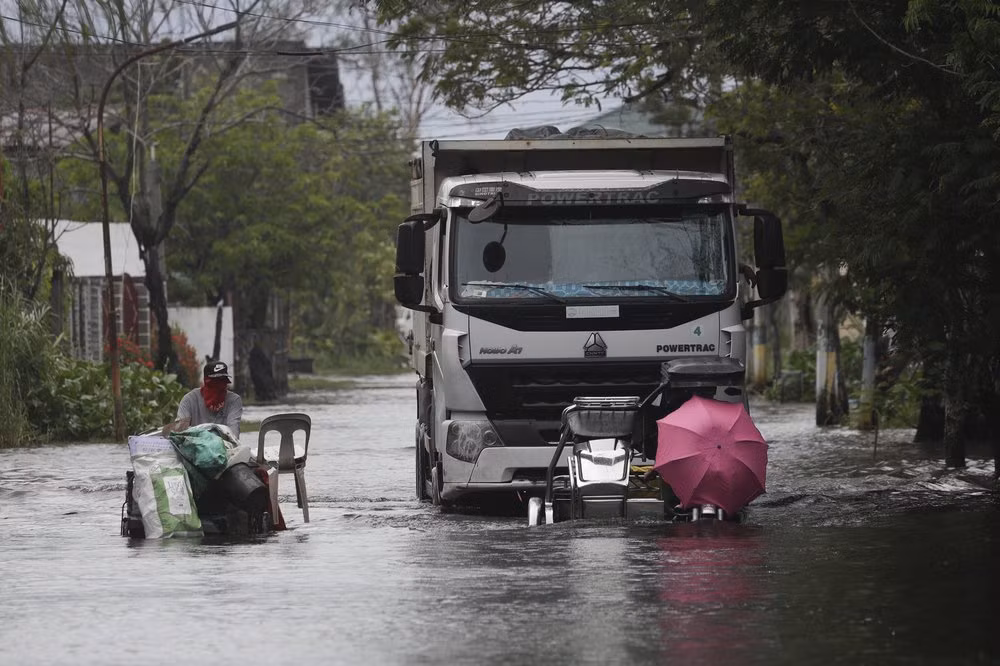 Ông Dolor cho biết những trận mưa lớn suốt đêm đã làm ngập các ngôi làng ở tỉnh Oriental Mindoro, gió mạnh làm đổ cây cối và cột điện vào sáng 26/10, gây mất điện. Một số thị trấn đang dọn dẹp cây đổ và các mảnh vỡ trên đường sau khi cơn bão đi qua.